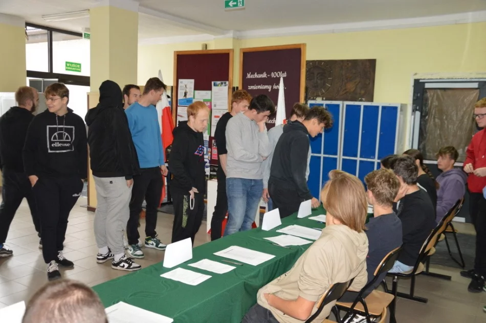 Młodzież głosowała w “Mechaniku”. Która partia wygrała?  - zdjęcie 11