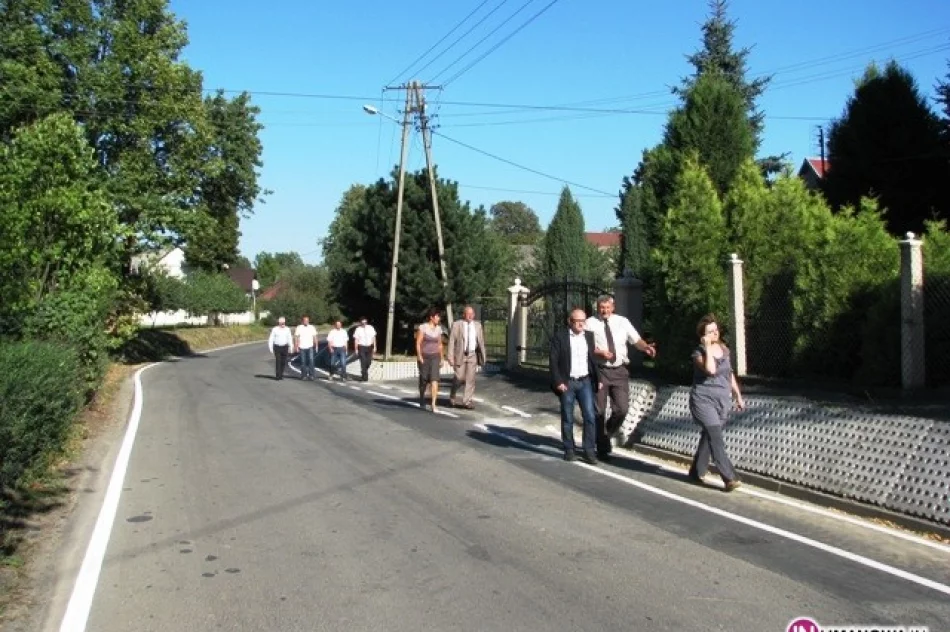 Władze odebrały wyremontowaną drogę - zdjęcie 2