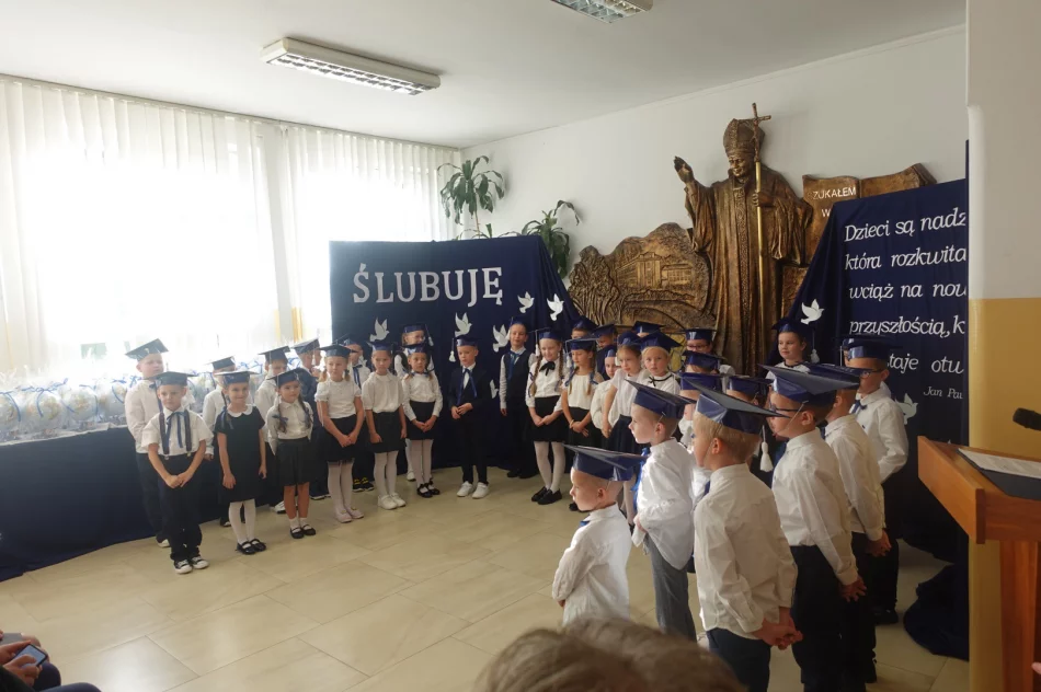 Ślubowanie pierwszoklasistów Szkoła Podstawowa w Męcinie - zdjęcie 2