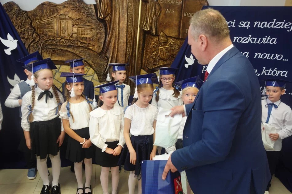Ślubowanie pierwszoklasistów Szkoła Podstawowa w Męcinie - zdjęcie 6
