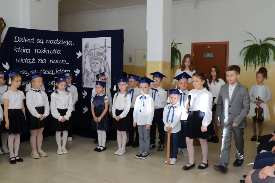 Ślubowanie pierwszoklasistów Szkoła Podstawowa w Męcinie - zdjęcie 9