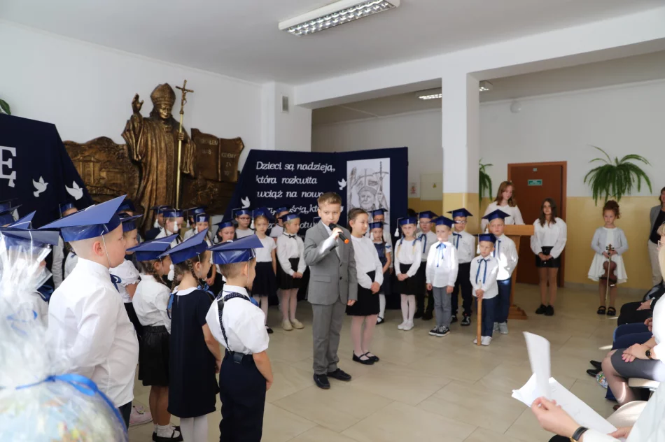 Ślubowanie pierwszoklasistów Szkoła Podstawowa w Męcinie - zdjęcie 11