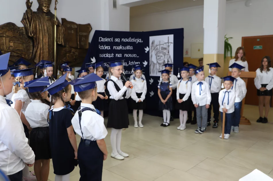 Ślubowanie pierwszoklasistów Szkoła Podstawowa w Męcinie - zdjęcie 14