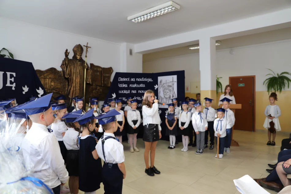 Ślubowanie pierwszoklasistów Szkoła Podstawowa w Męcinie - zdjęcie 15