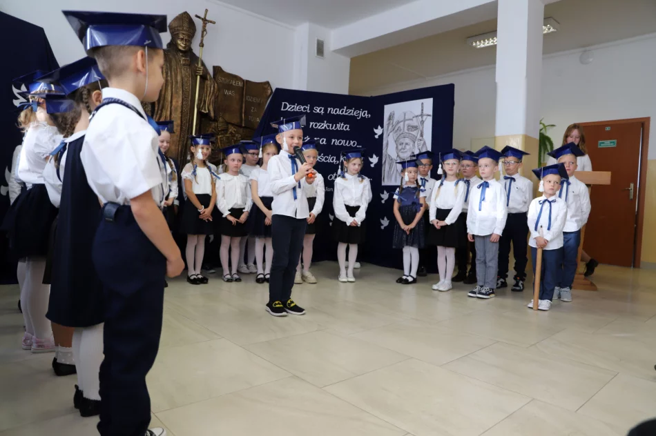 Ślubowanie pierwszoklasistów Szkoła Podstawowa w Męcinie - zdjęcie 17