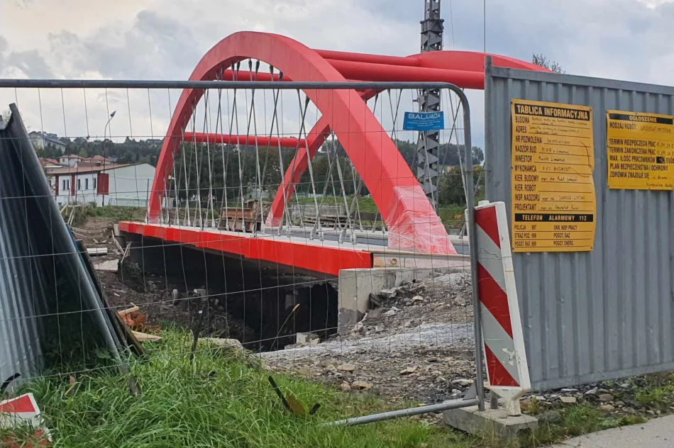 Skończą most, zaczną drogę. Dwa budynki do wyburzenia - zdjęcie 2