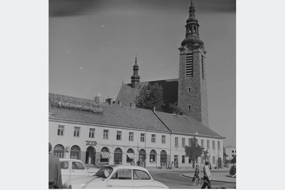 Tak wyglądało miasto w PRL-u. Pewex, Syreny i komunistyczne hasła (ZDJĘCIA) - zdjęcie 2