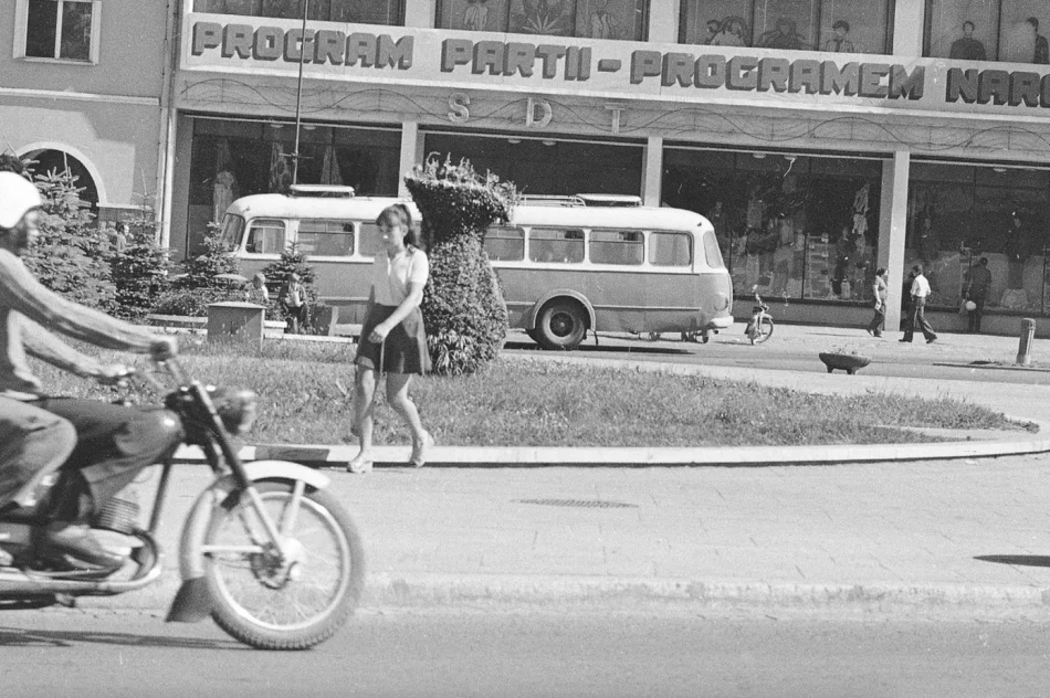 Tak wyglądało miasto w PRL-u. Pewex, Syreny i komunistyczne hasła (ZDJĘCIA) - zdjęcie 12
