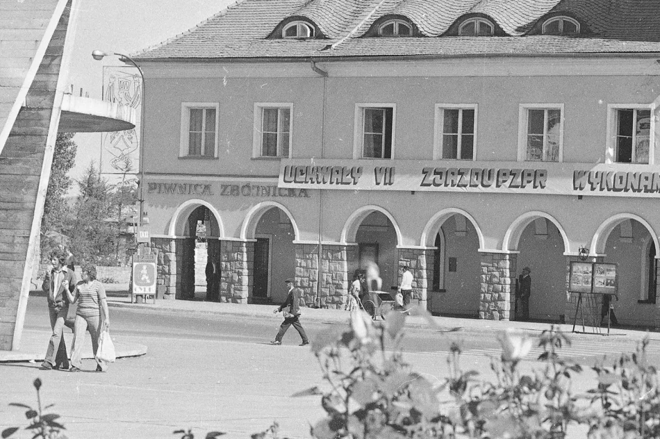 Tak wyglądało miasto w PRL-u. Pewex, Syreny i komunistyczne hasła (ZDJĘCIA) - zdjęcie 20