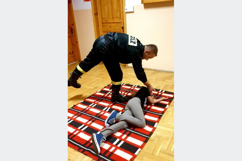 Po dźwięku alarmowym opuścili sale lekcyjne - zdjęcie 5