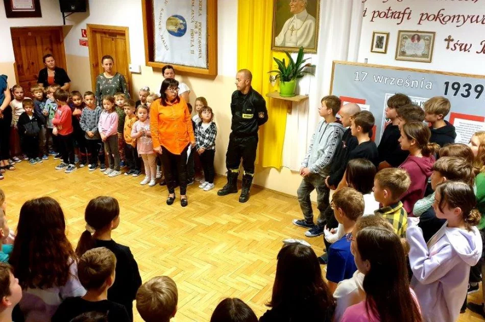 Po dźwięku alarmowym opuścili sale lekcyjne - zdjęcie 6