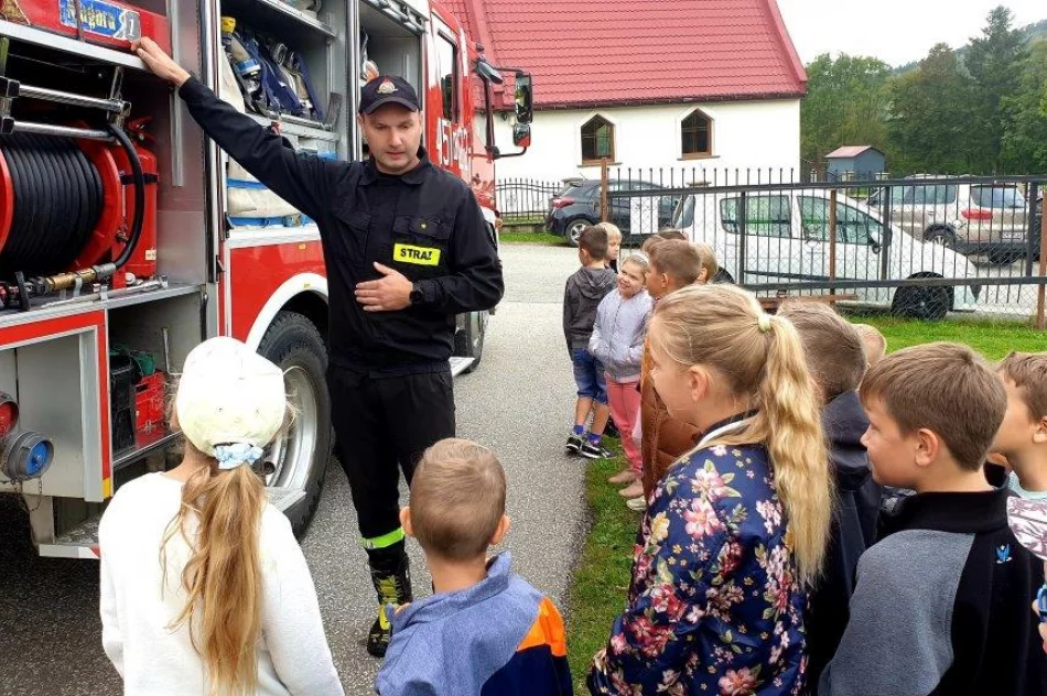 Po dźwięku alarmowym opuścili sale lekcyjne - zdjęcie 11