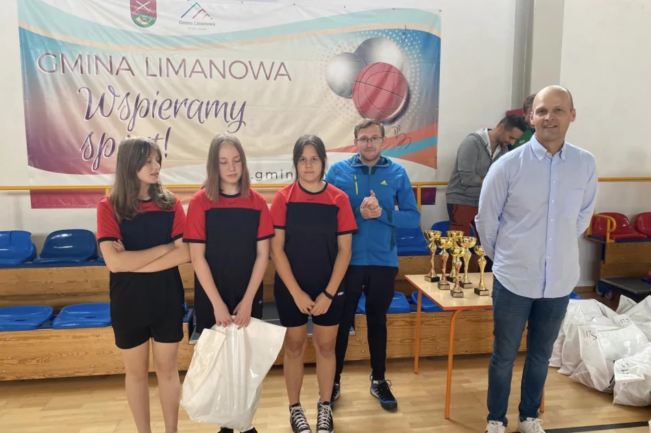 Młodzież z Mordarki i Pasierbca z tytułem Mistrzów Gminy w Koszykówce 3x3  - zdjęcie 11