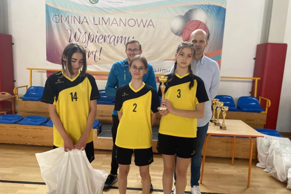 Młodzież z Mordarki i Pasierbca z tytułem Mistrzów Gminy w Koszykówce 3x3  - zdjęcie 12
