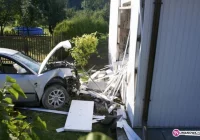 Wjechał w dom – dwie wersje wypadku - zdjęcie główne