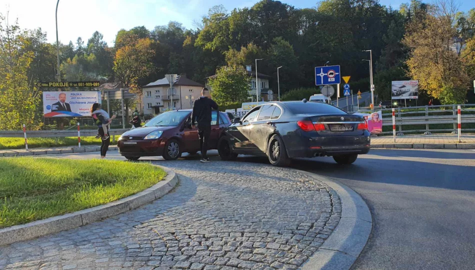Kolizja na rondzie, sprawczyni pouczona - zdjęcie 1