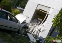 Samochód wjechał w dom - ranne dzieci - zdjęcie główne