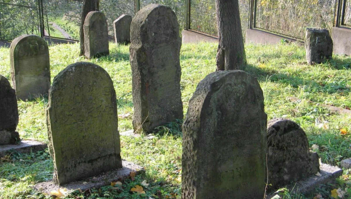 Zabytek w nowym świetle: projekt o cmentarzu żydowskim