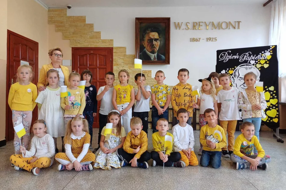Janie Pawle II- pamiętamy ! Dzień Papieski w Szkole Podstawowej w Pasierbcu - zdjęcie 3