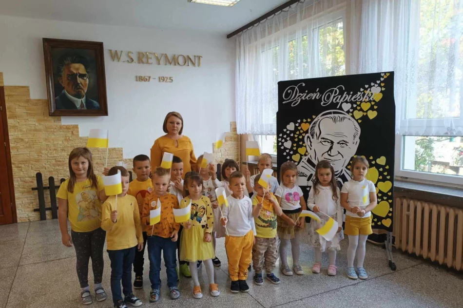 Janie Pawle II- pamiętamy ! Dzień Papieski w Szkole Podstawowej w Pasierbcu - zdjęcie 7