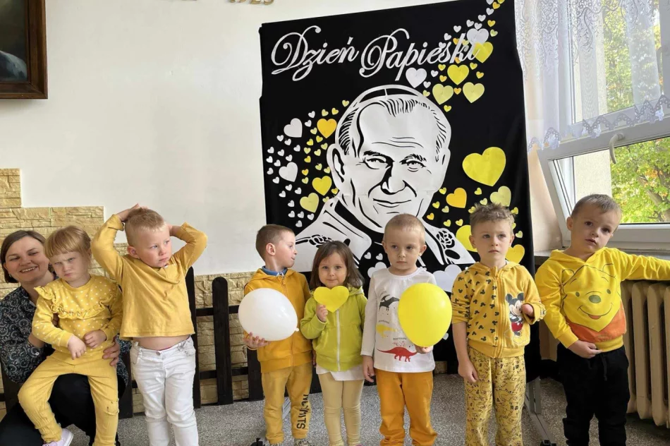 Janie Pawle II- pamiętamy ! Dzień Papieski w Szkole Podstawowej w Pasierbcu - zdjęcie 13