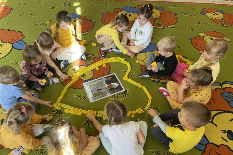 Janie Pawle II- pamiętamy ! Dzień Papieski w Szkole Podstawowej w Pasierbcu - zdjęcie 20