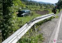 Samochód w polu, kierowcy brak - zdjęcie główne