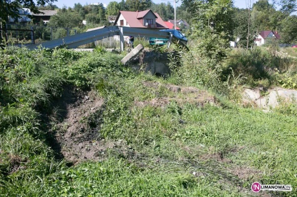 Samochód w polu, kierowcy brak - zdjęcie 2