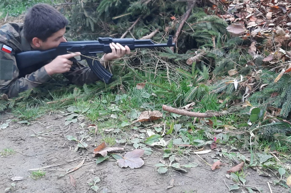 Młodzież szkoli się w zakresie taktyki i survivalu - zdjęcie 2