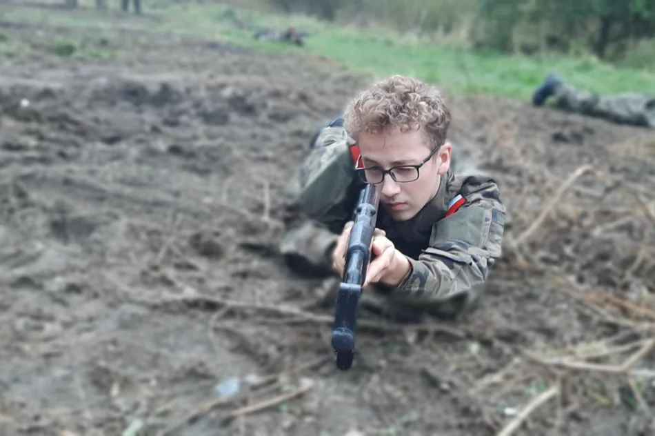 Młodzież szkoli się w zakresie taktyki i survivalu - zdjęcie 4
