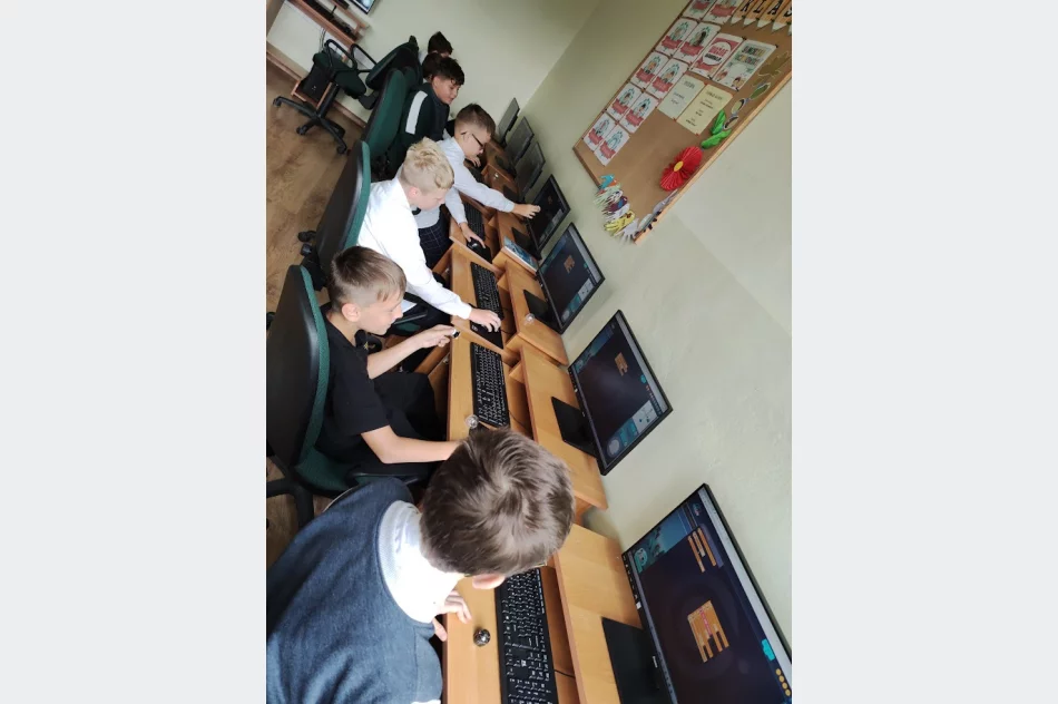 Code Week 2023 w Szkole Podstawowej im. Marii Dąbrowskiej w Nowym Rybiu. - zdjęcie 6