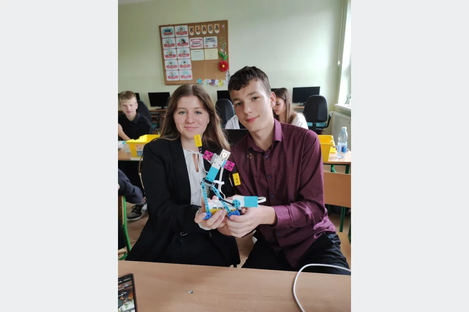 Code Week 2023 w Szkole Podstawowej im. Marii Dąbrowskiej w Nowym Rybiu. - zdjęcie 11