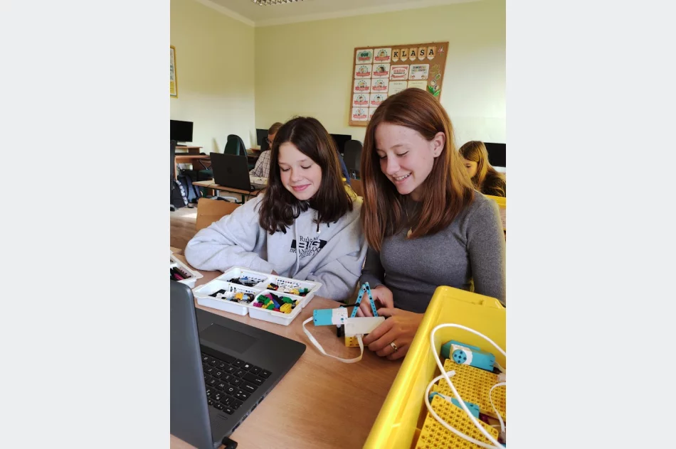 Code Week 2023 w Szkole Podstawowej im. Marii Dąbrowskiej w Nowym Rybiu. - zdjęcie 12