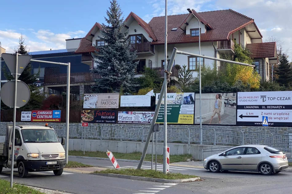 Samochód uderzył w oświetlenie przejścia - zdjęcie 3