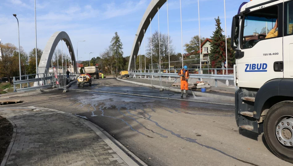 Pierwsze warstwy asfaltu na moście w ciągu ul. Lipowej - zdjęcie 1