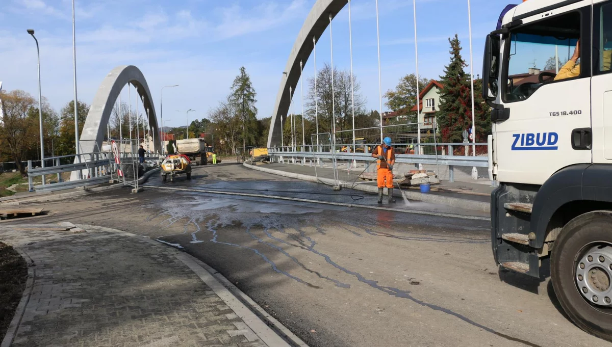 Pierwsze warstwy asfaltu na moście w ciągu ul. Lipowej