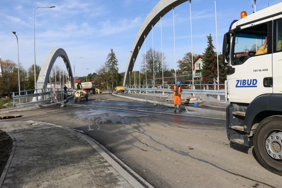 Pierwsze warstwy asfaltu na moście w ciągu ul. Lipowej - zdjęcie 3