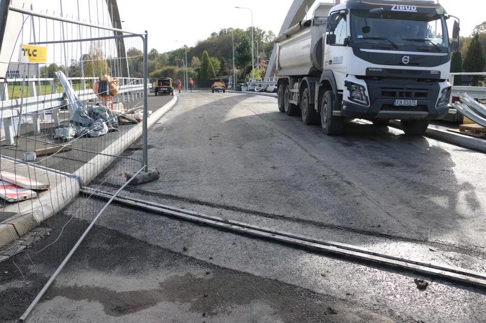 Pierwsze warstwy asfaltu na moście w ciągu ul. Lipowej - zdjęcie 4