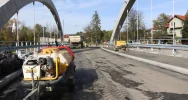 Pierwsze warstwy asfaltu na moście w ciągu ul. Lipowej - zdjęcie 5