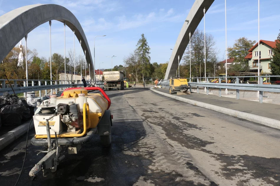 Pierwsze warstwy asfaltu na moście w ciągu ul. Lipowej - zdjęcie 5