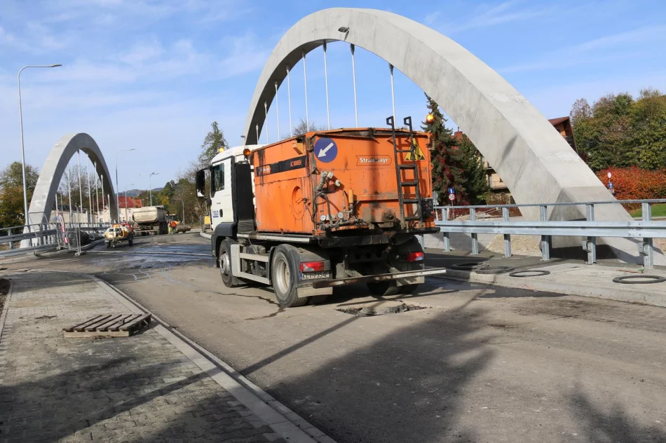 Pierwsze warstwy asfaltu na moście w ciągu ul. Lipowej - zdjęcie 6
