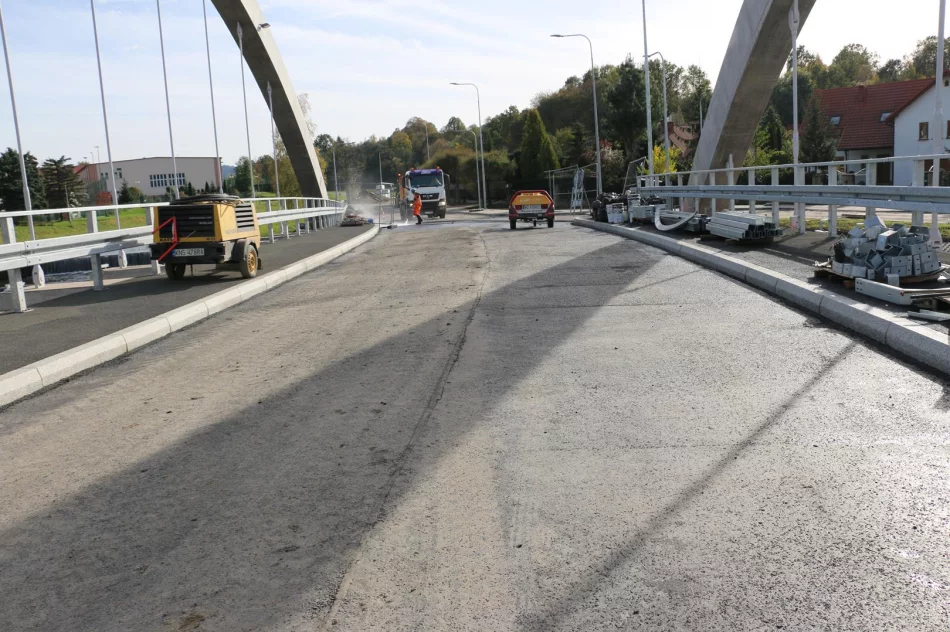 Pierwsze warstwy asfaltu na moście w ciągu ul. Lipowej - zdjęcie 7