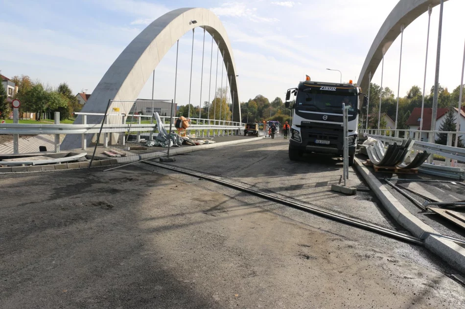 Pierwsze warstwy asfaltu na moście w ciągu ul. Lipowej - zdjęcie 9