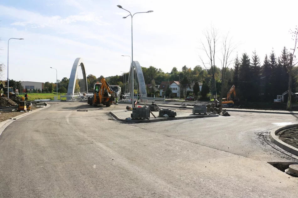 Pierwsze warstwy asfaltu na moście w ciągu ul. Lipowej - zdjęcie 10