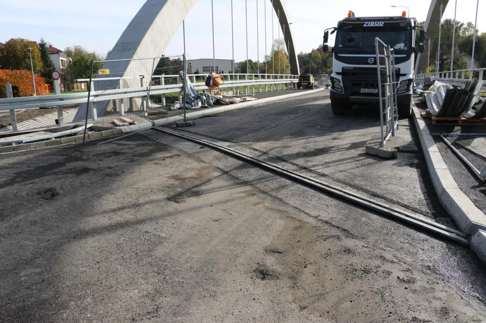 Pierwsze warstwy asfaltu na moście w ciągu ul. Lipowej - zdjęcie 16