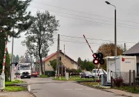 Kierująca samochodem utknęła między rogatkami - wysoki mandat - zdjęcie główne