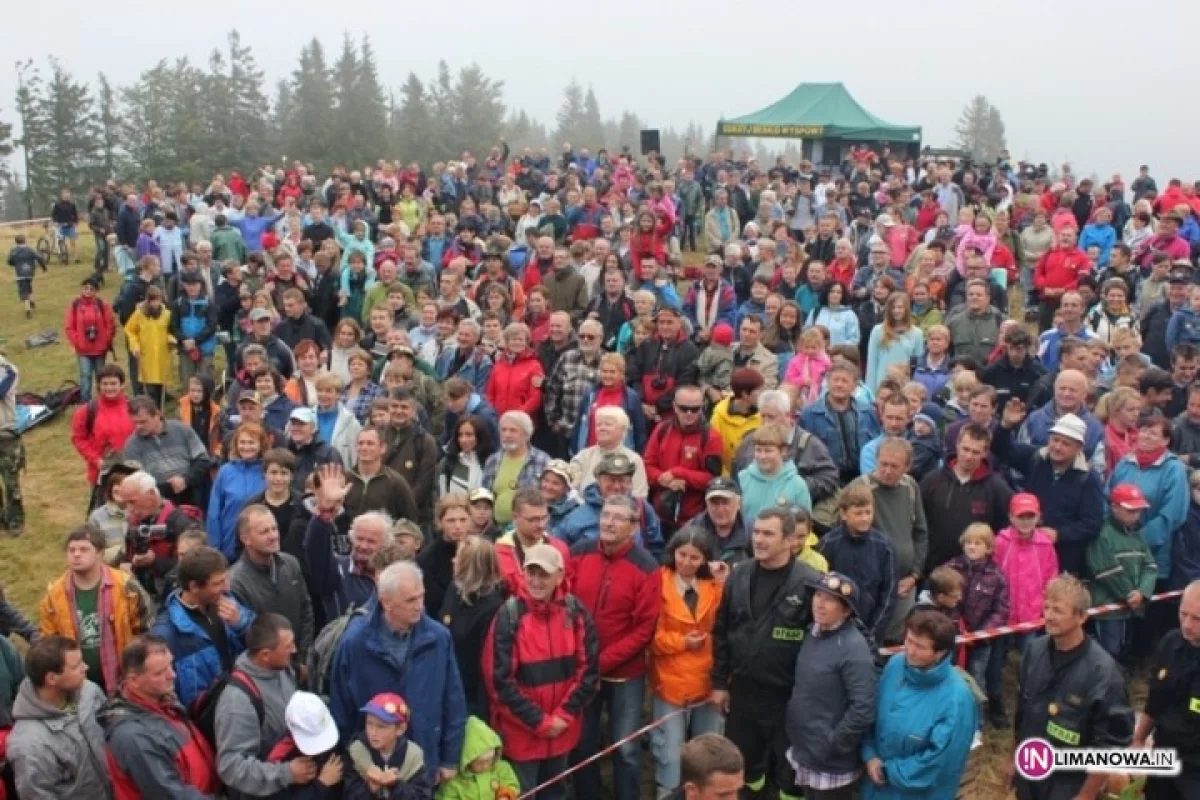800 turystów na szczycie Łopienia