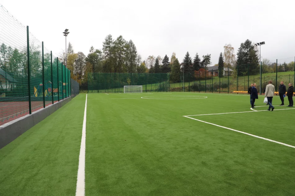Modernizacja kompleksów Orlik w miejscowości Męcina i Pisarzowa. - zdjęcie 11