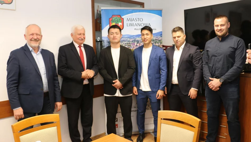 Karatecy z Japonii z wizytą w Urzędzie Miasta - zdjęcie 1