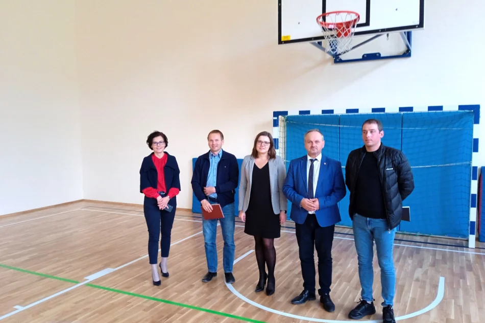 Zakończono prace związane z modernizacją sali gimnastycznej w Szkole Podstawowej w Starej Wsi nr 1 - zdjęcie 2